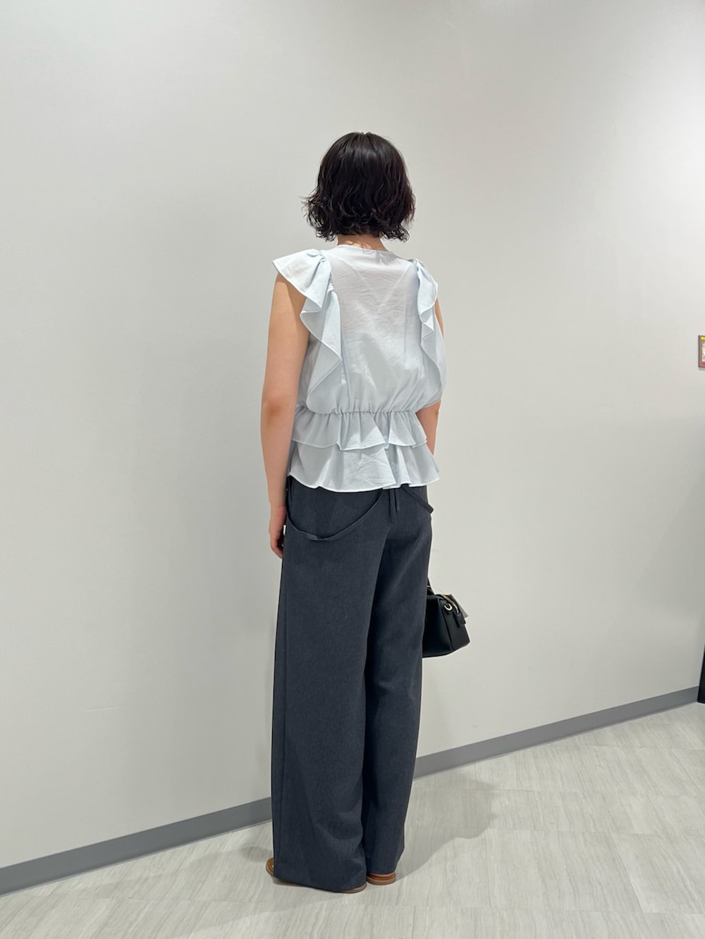 ブルー系のシャツ/ブラウス、ブルー系のその他パンツ、ブラック系のボストンバッグを着用したレディースの夏コーディネートの4枚目の写真