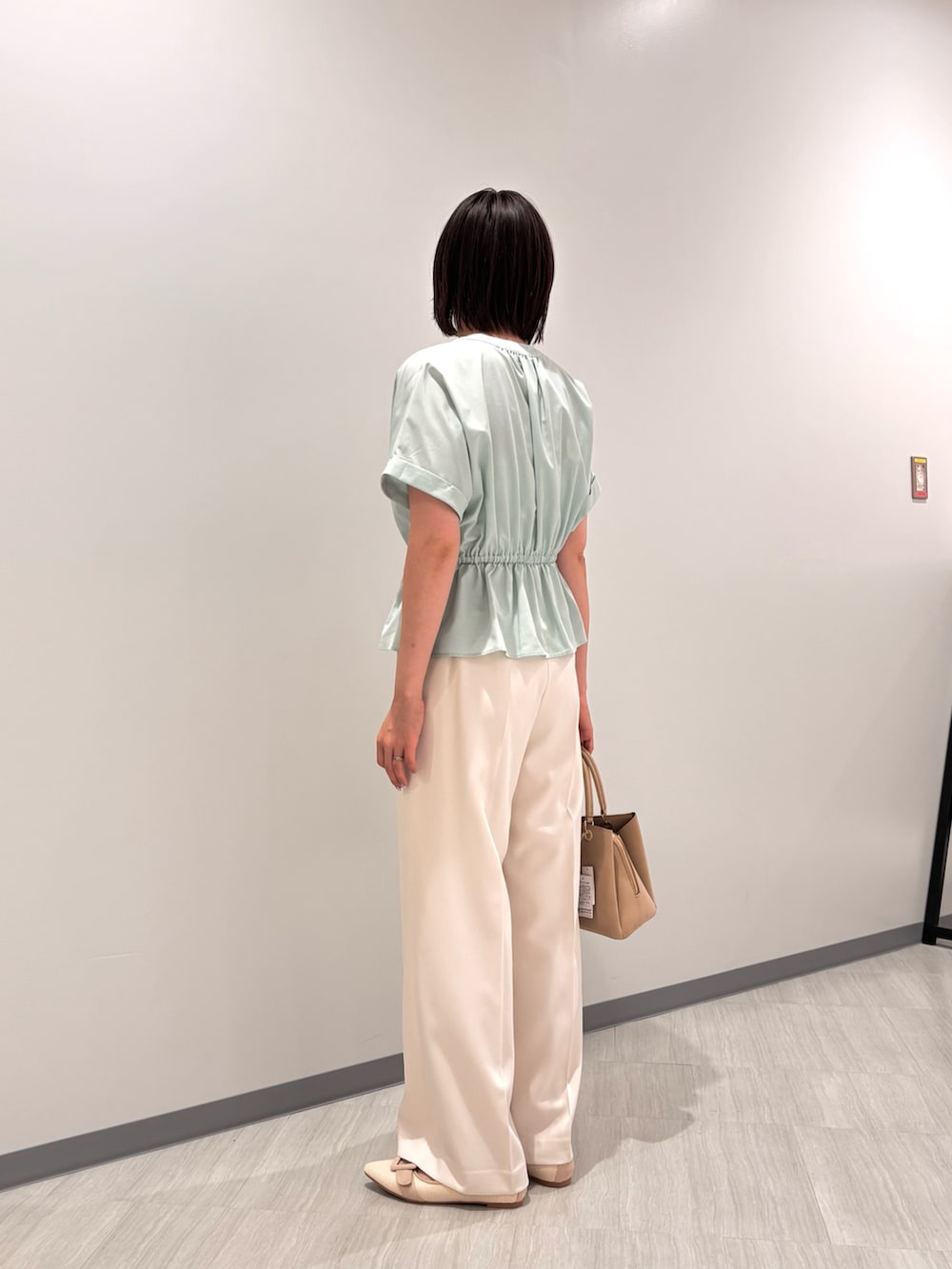 グリーン系のシャツ/ブラウス、ホワイト系のその他パンツ、ホワイト系のパンプスを着用したレディースの夏コーディネートの3枚目の写真