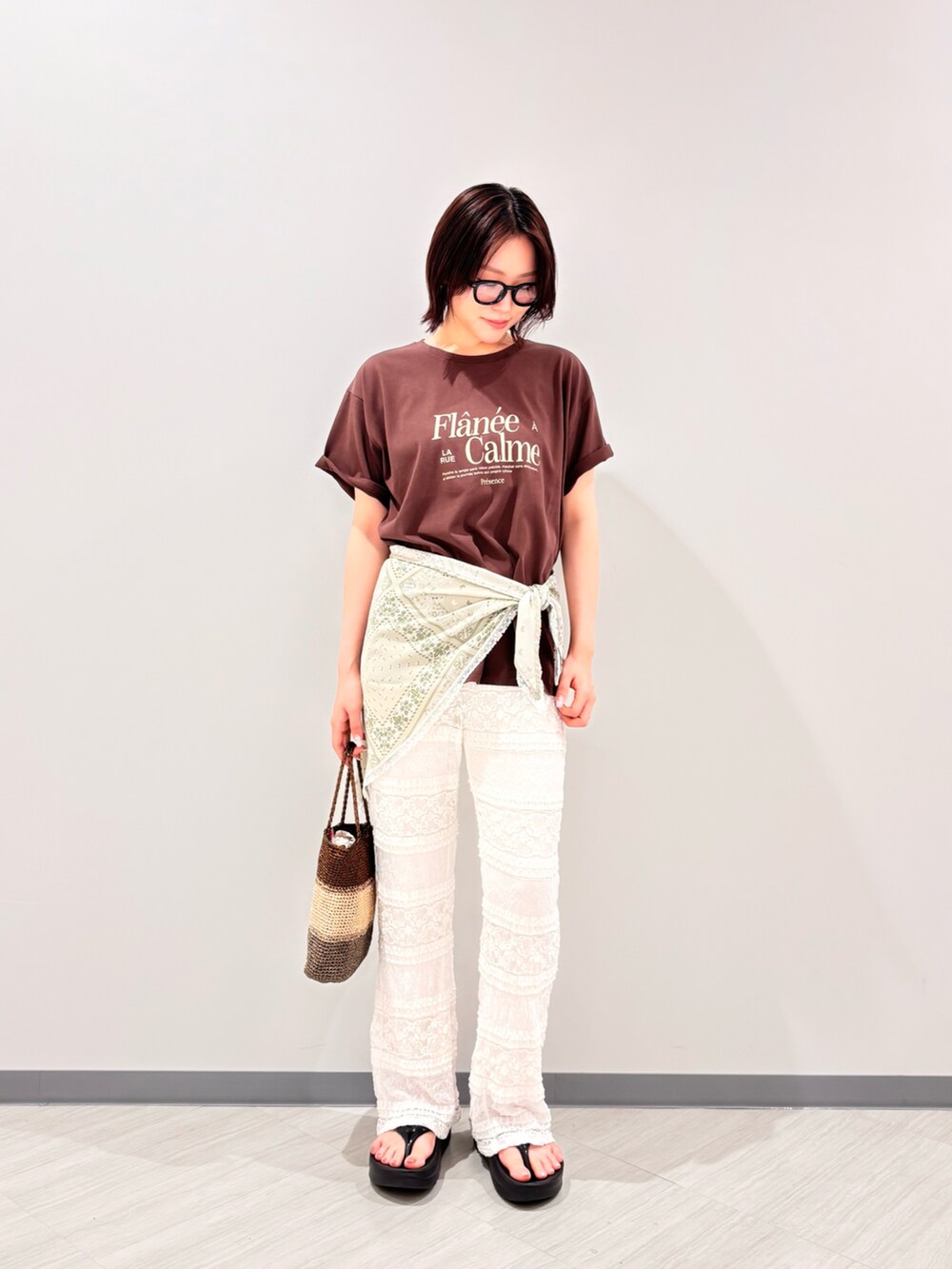 ブラウン系のTシャツ/カットソー、ホワイト系のその他パンツ、ゴールド系のハンドバッグを着用したレディースの夏コーディネートの2枚目の写真