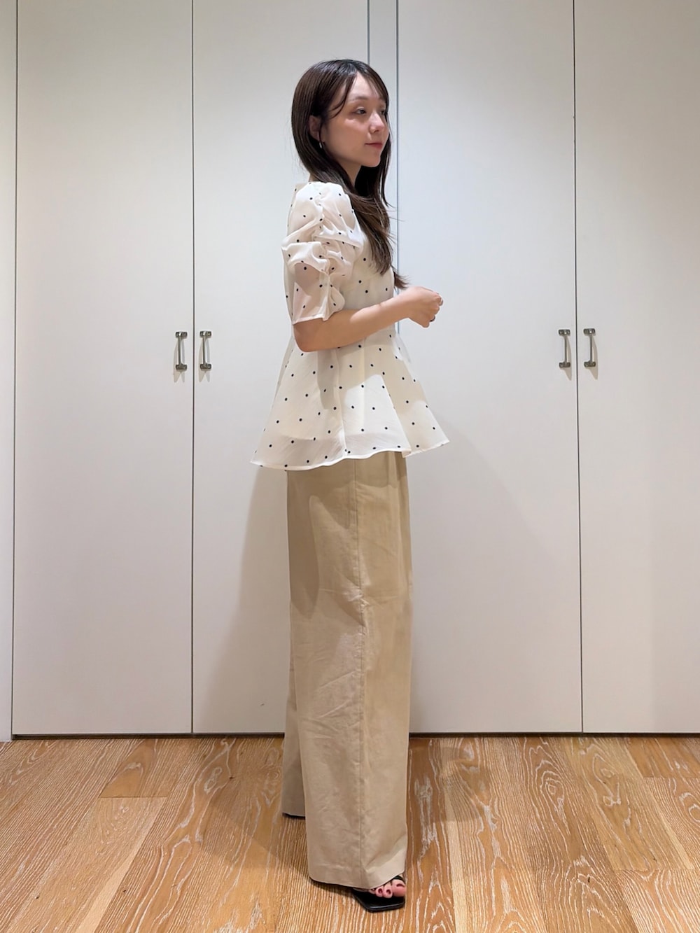 ホワイト系のシャツ/ブラウス、ベージュ系のその他パンツを着用したレディースの夏コーディネートの3枚目の写真