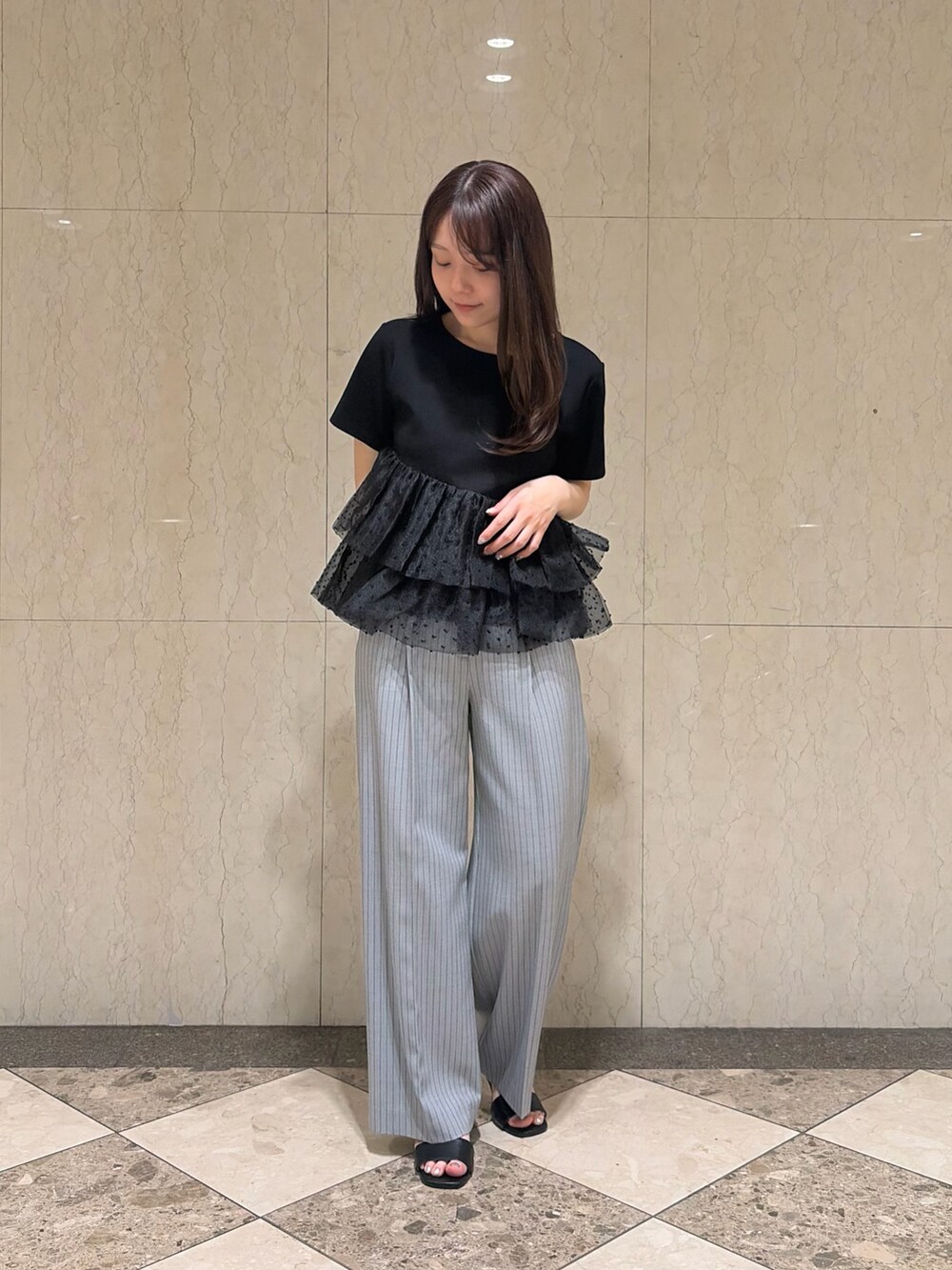 ブラック系のTシャツ/カットソー、グレー系のその他パンツ、ブラック系のサンダルを着用したレディースの夏コーディネートの2枚目の写真