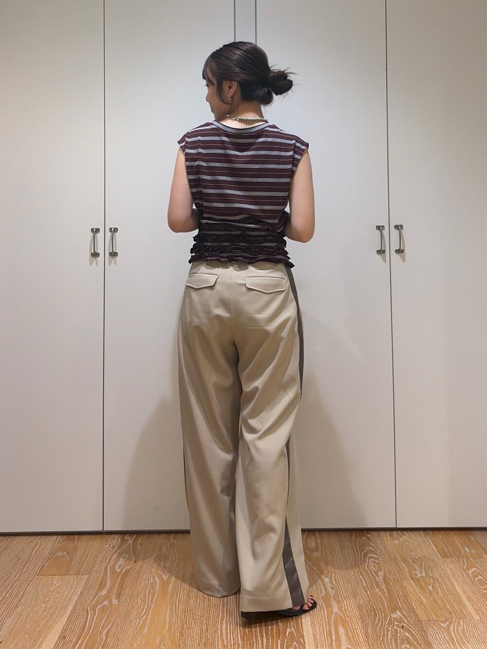 ベージュ系のその他パンツ、ブラウン系のTシャツ/カットソーを着用したレディースの夏コーディネートの3枚目の写真