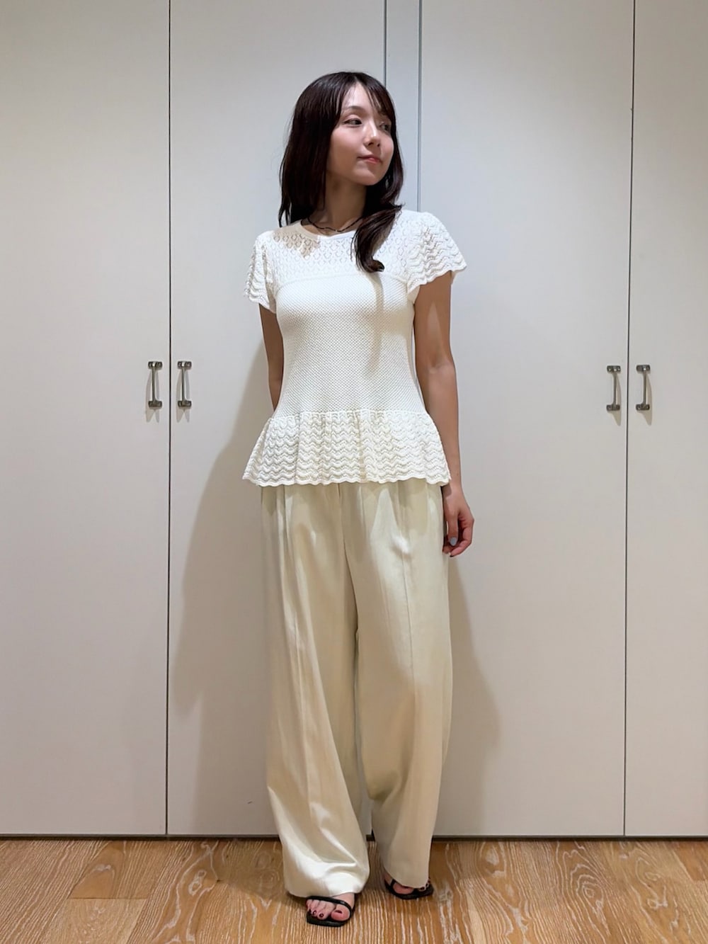 ホワイト系のその他パンツ、ホワイト系のニット/セーターを着用したレディースの夏コーディネートの3枚目の写真