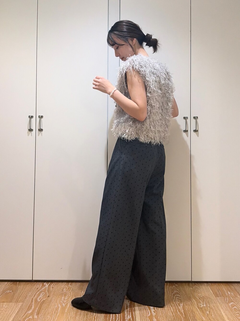 グレー系のその他パンツ、グレー系のベスト、ブラック系のブーツを着用したレディースの秋コーディネートの3枚目の写真
