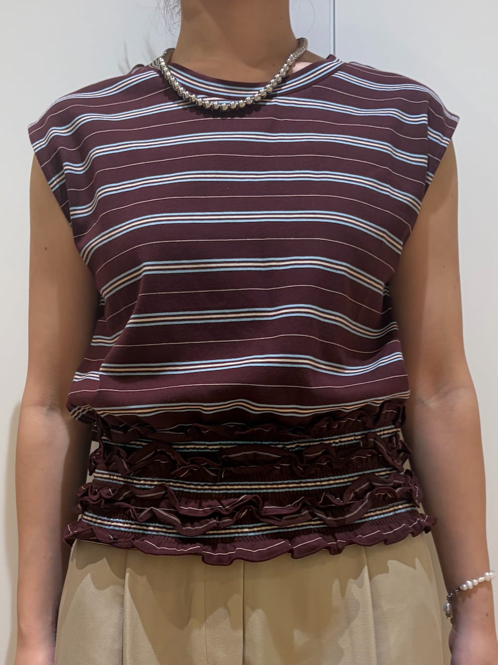 ベージュ系のその他パンツ、ブラウン系のTシャツ/カットソーを着用したレディースの夏コーディネートの4枚目の写真