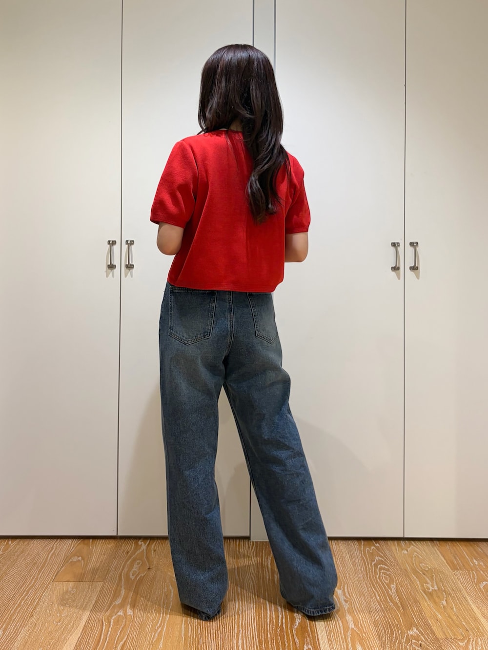 ホワイト系のTシャツ/カットソー、レッド系のカーディガン/ボレロ、ブルー系のデニムパンツを着用したレディースの夏コーディネートの4枚目の写真