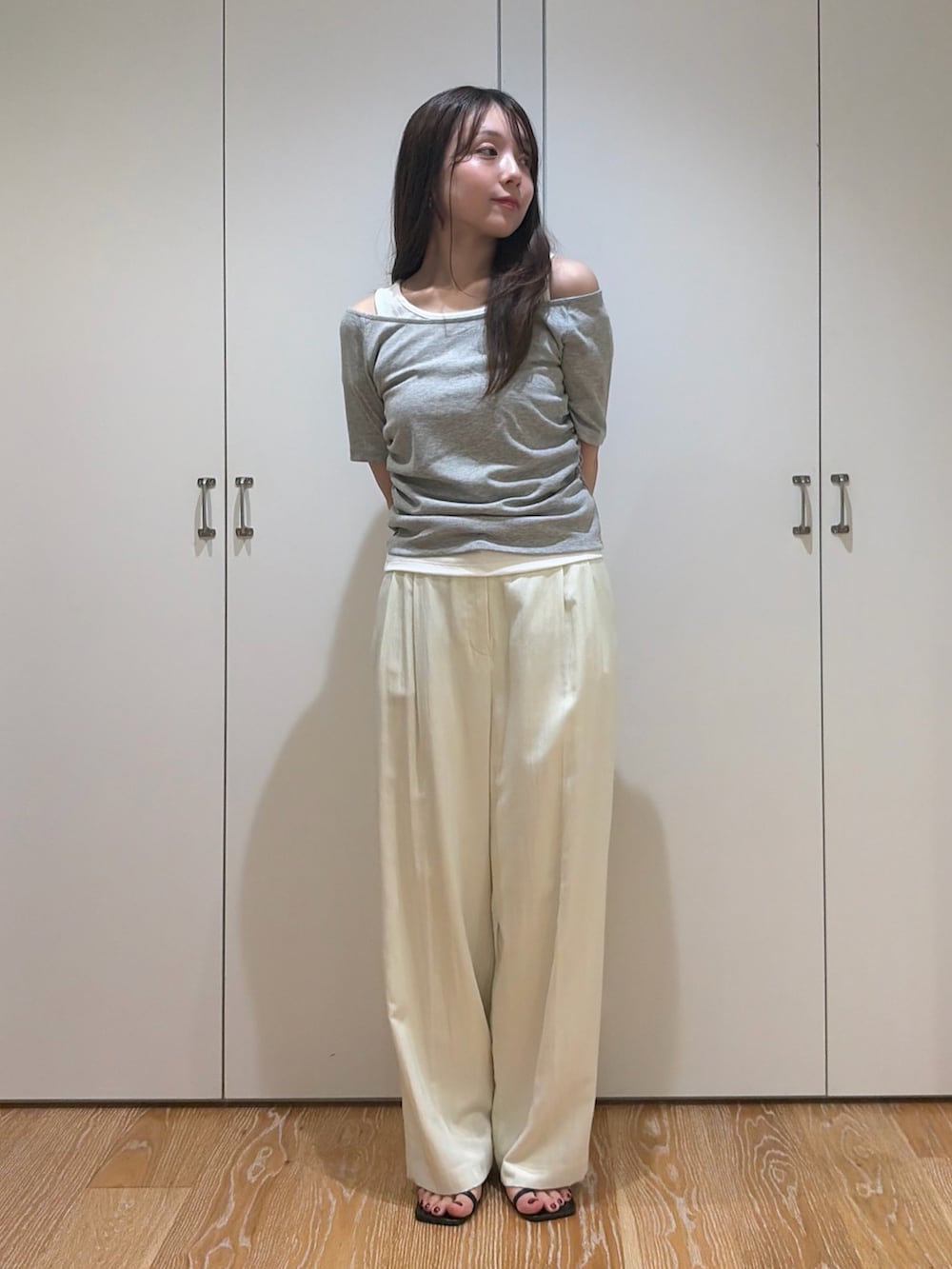 ホワイト系のその他パンツ、グレー系のTシャツ/カットソーを着用したレディースの夏コーディネートの4枚目の写真