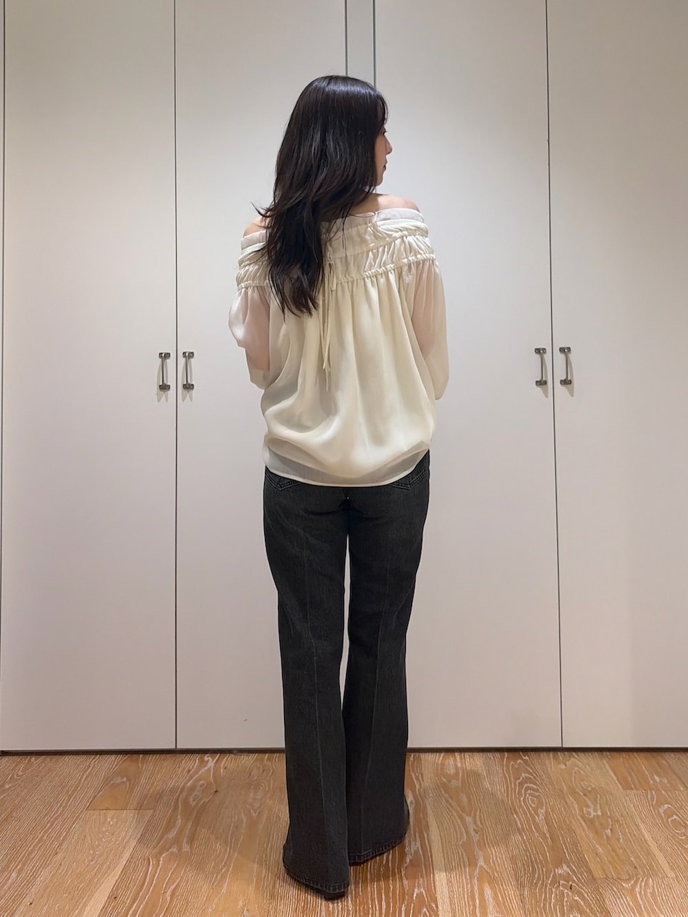 ブラック系のその他パンツ、ホワイト系のシャツ/ブラウスを着用したレディースの夏コーディネートの2枚目の写真