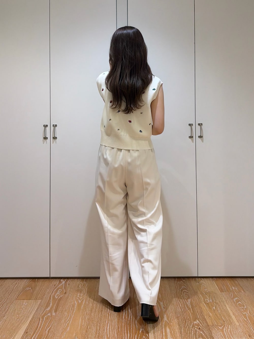ホワイト系のその他パンツ、ホワイト系のポロシャツを着用したレディースの夏コーディネートの2枚目の写真