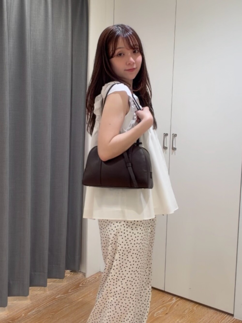 ホワイト系のシャツ/ブラウス、ホワイト系のその他パンツ、ブラウン系のボストンバッグを着用したレディースの夏コーディネートの2枚目の写真