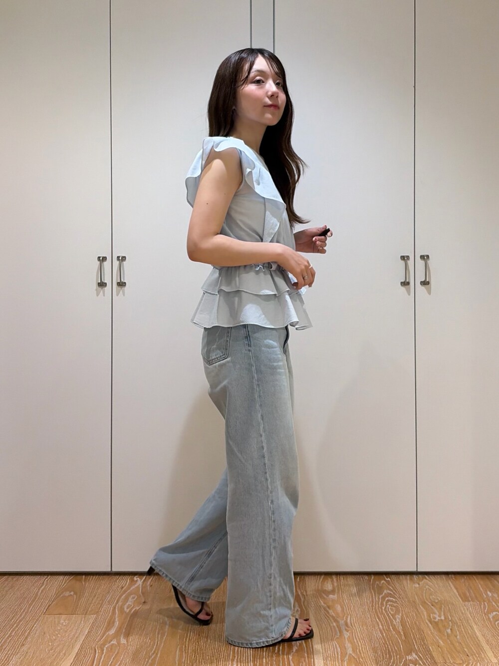 ブルー系のシャツ/ブラウス、ブルー系のデニムパンツを着用したレディースの夏コーディネートの2枚目の写真
