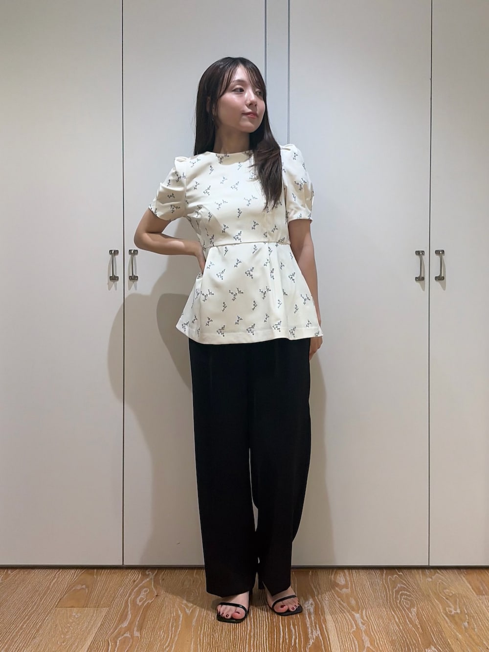 ホワイト系のシャツ/ブラウス、ブラック系のその他パンツを着用したレディースの夏コーディネートの5枚目の写真