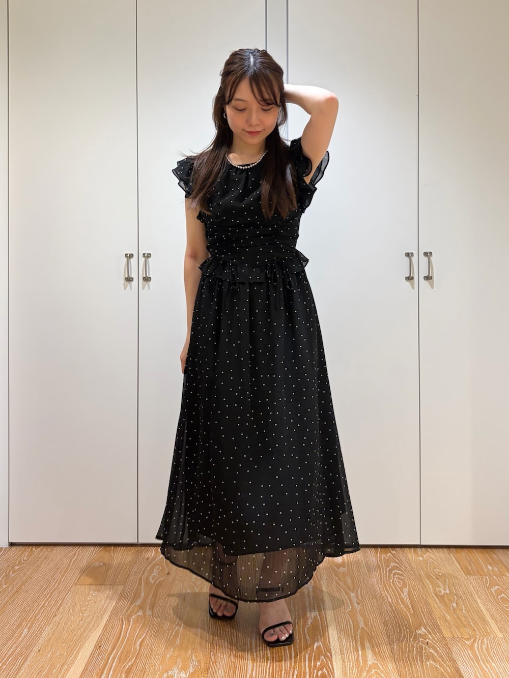 ブラック系のワンピースを着用したレディースの夏コーディネートの4枚目の写真