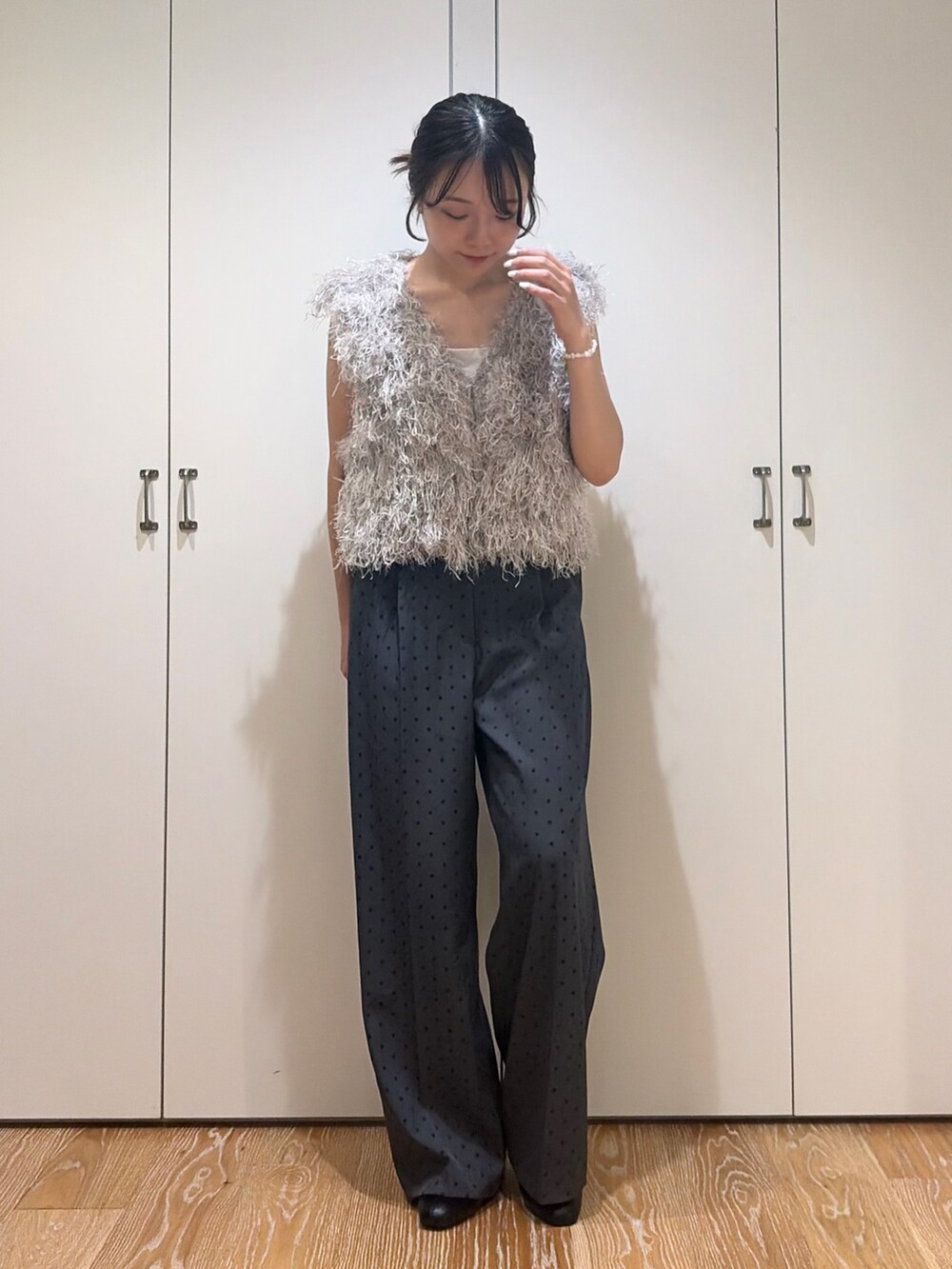 グレー系のその他パンツ、グレー系のベスト、ブラック系のブーツを着用したレディースの秋コーディネートの2枚目の写真