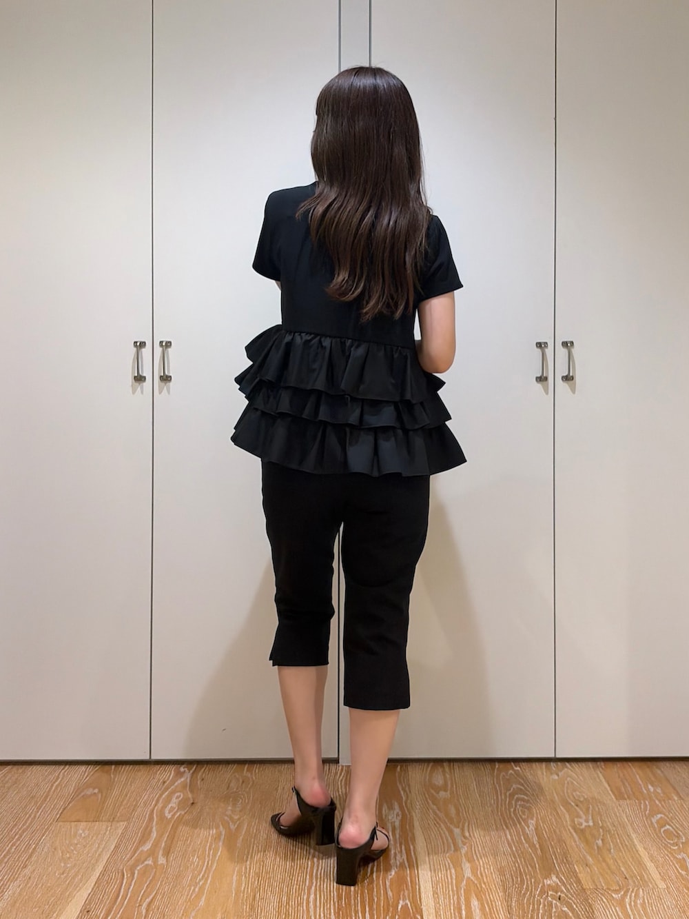 ブラック系のTシャツ/カットソー、ブラック系のその他パンツを着用したレディースの夏コーディネートの2枚目の写真