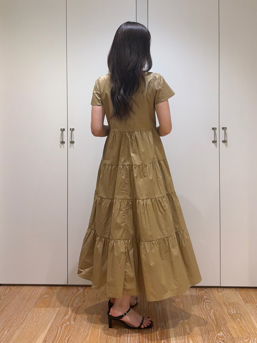 ベージュ系のワンピースを着用したレディースの夏コーディネートの2枚目の写真
