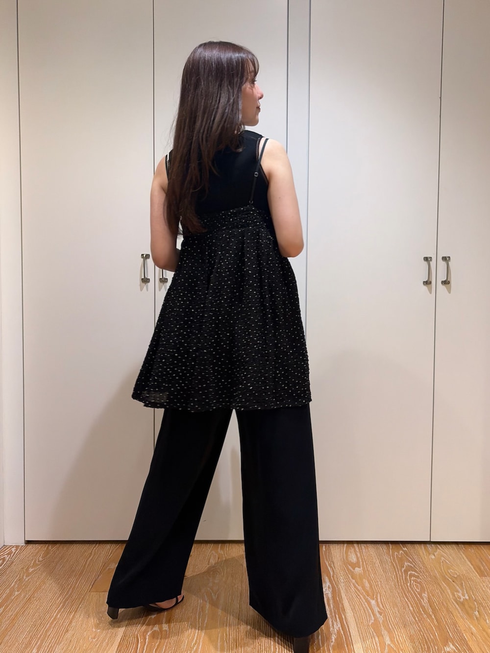 ブラック系のタンクトップ、ブラック系のその他パンツ、ブラック系のキャミソールを着用したレディースの夏コーディネートの2枚目の写真