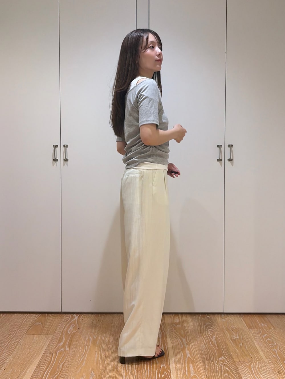 ホワイト系のその他パンツ、グレー系のTシャツ/カットソーを着用したレディースの夏コーディネートの2枚目の写真