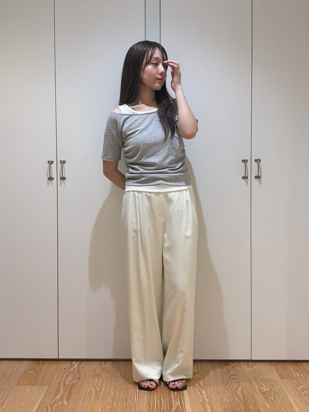 ホワイト系のその他パンツ、グレー系のTシャツ/カットソーを着用したレディースの夏コーディネートの5枚目の写真