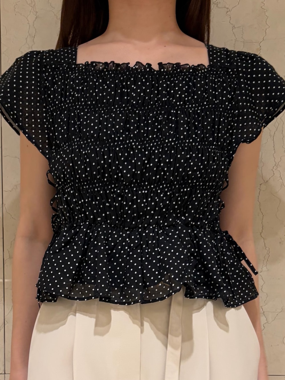 ベージュ系のその他パンツ、ブラック系のシャツ/ブラウス、ブラック系のサンダルを着用したレディースの夏コーディネートの3枚目の写真