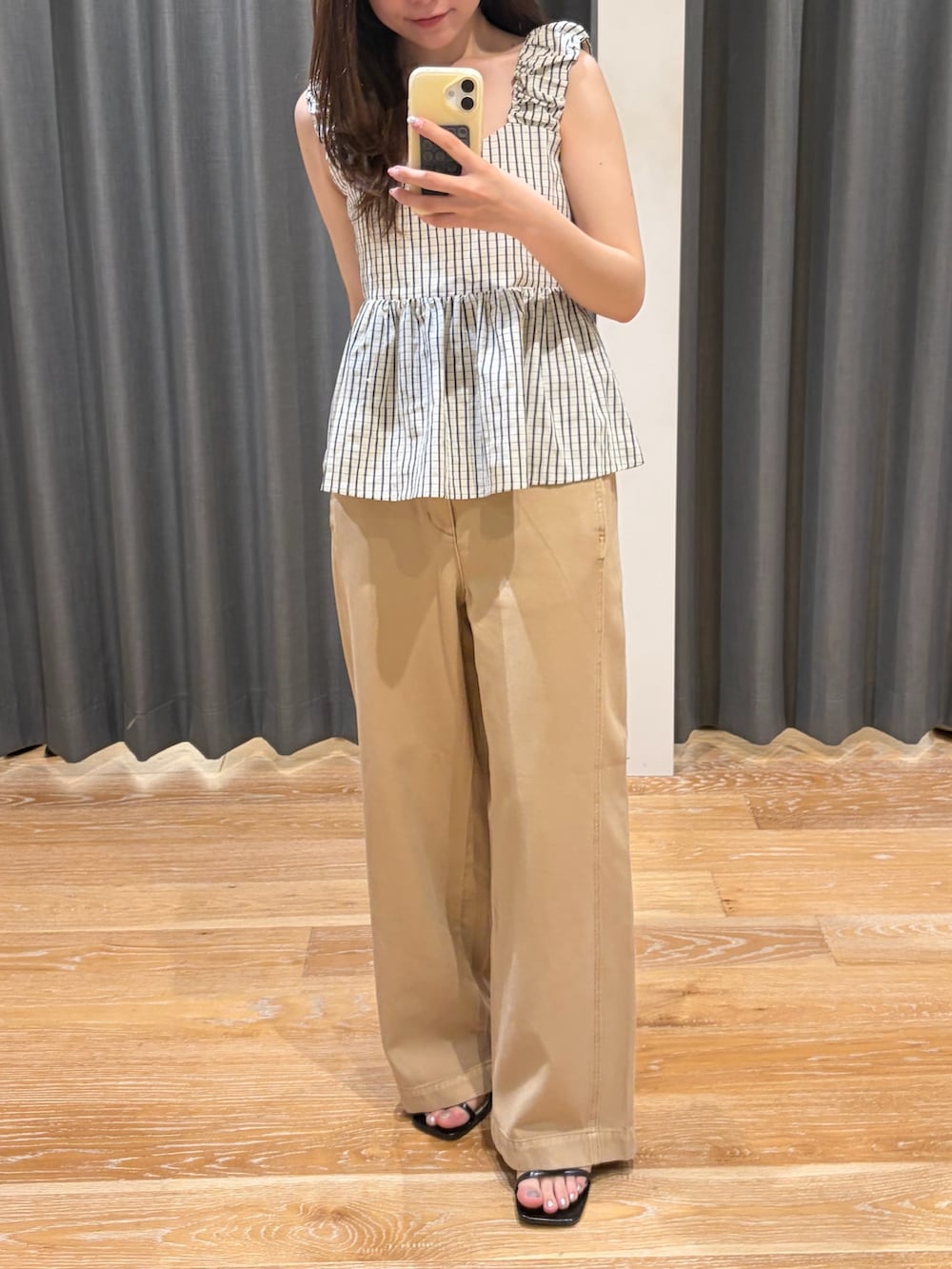 ホワイト系のシャツ/ブラウス、イエロー系のその他パンツを着用したレディースの夏コーディネートの4枚目の写真