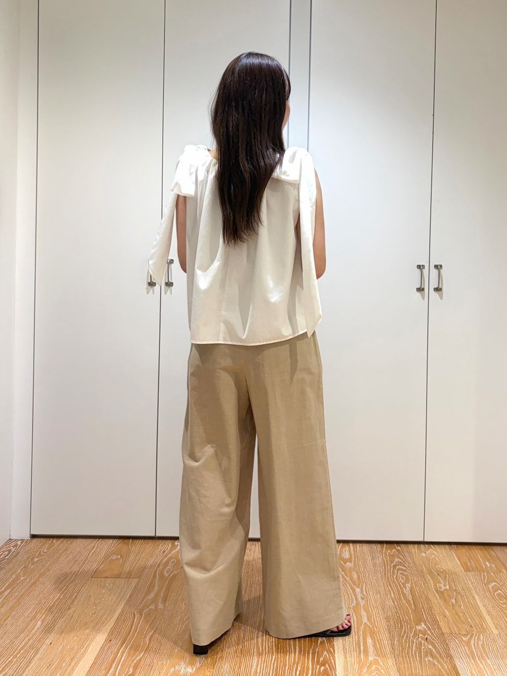 ホワイト系のシャツ/ブラウス、ベージュ系のその他パンツを着用したレディースの夏コーディネートの2枚目の写真