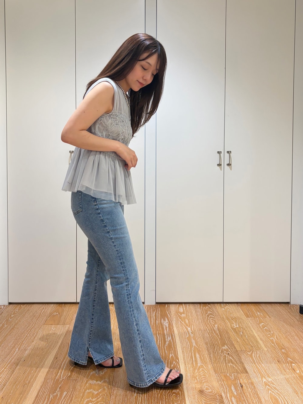 ブルー系のシャツ/ブラウス、ブルー系のデニムパンツを着用したレディースの夏コーディネートの3枚目の写真