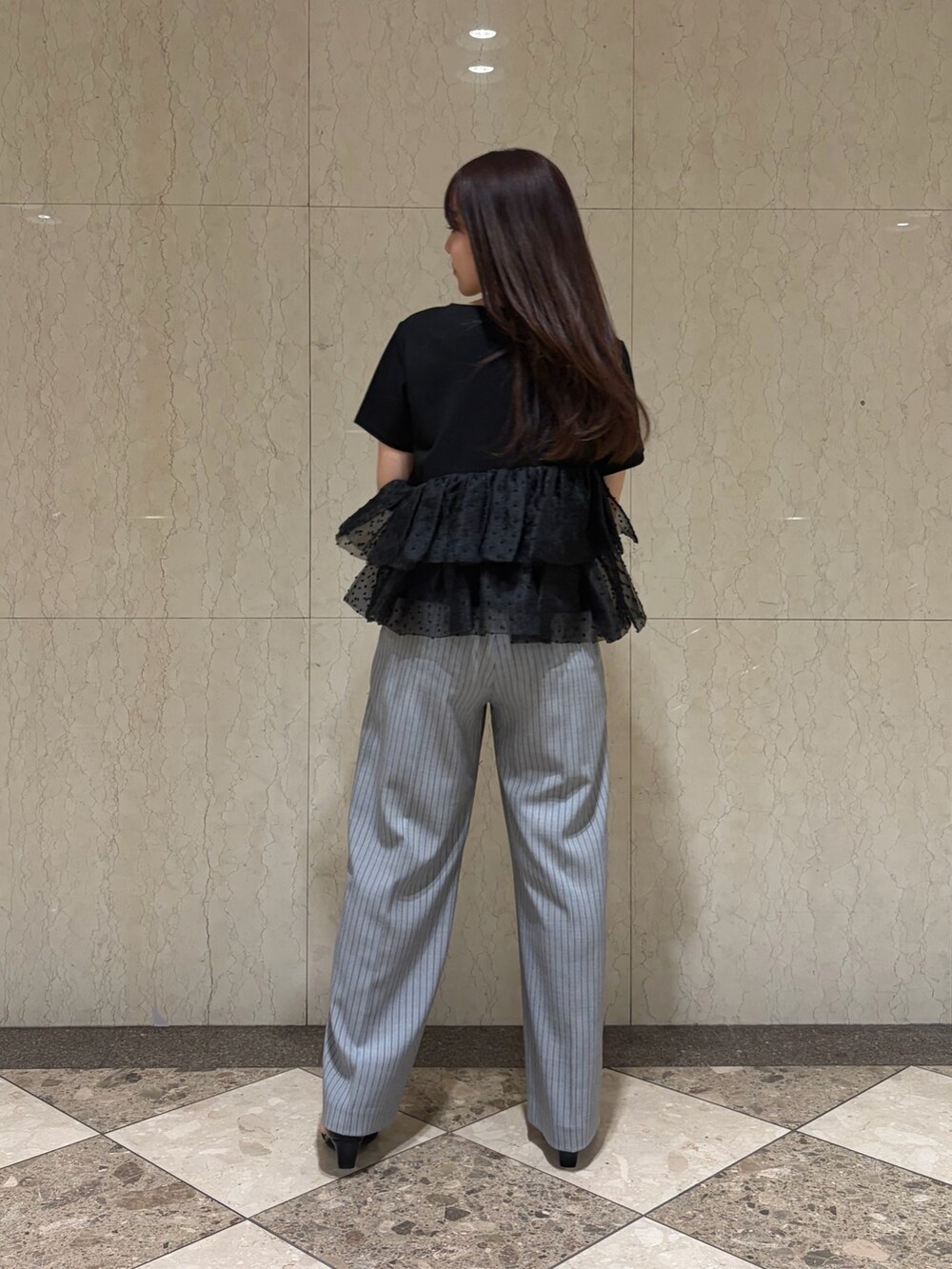 ブラック系のTシャツ/カットソー、グレー系のその他パンツ、ブラック系のサンダルを着用したレディースの夏コーディネートの3枚目の写真