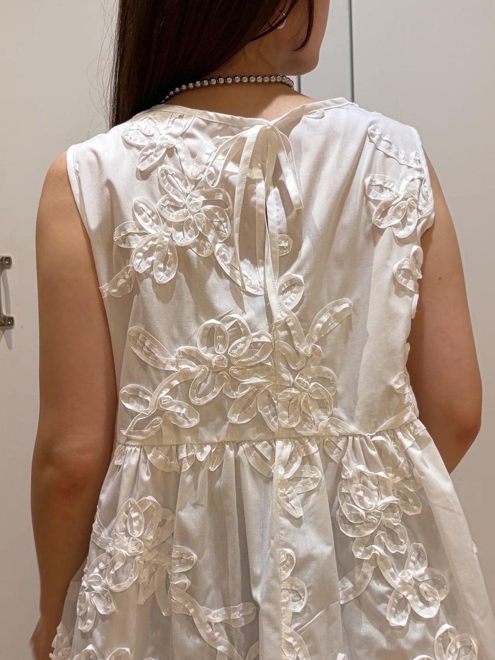 ホワイト系のシャツ/ブラウス、ブルー系のデニムパンツを着用したレディースの夏コーディネートの4枚目の写真