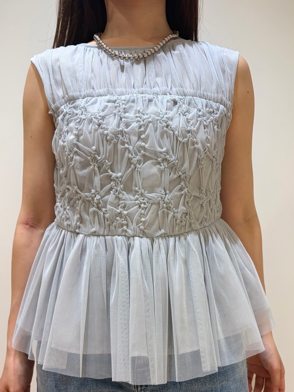 ブルー系のシャツ/ブラウス、ブルー系のデニムパンツを着用したレディースの夏コーディネートの4枚目の写真
