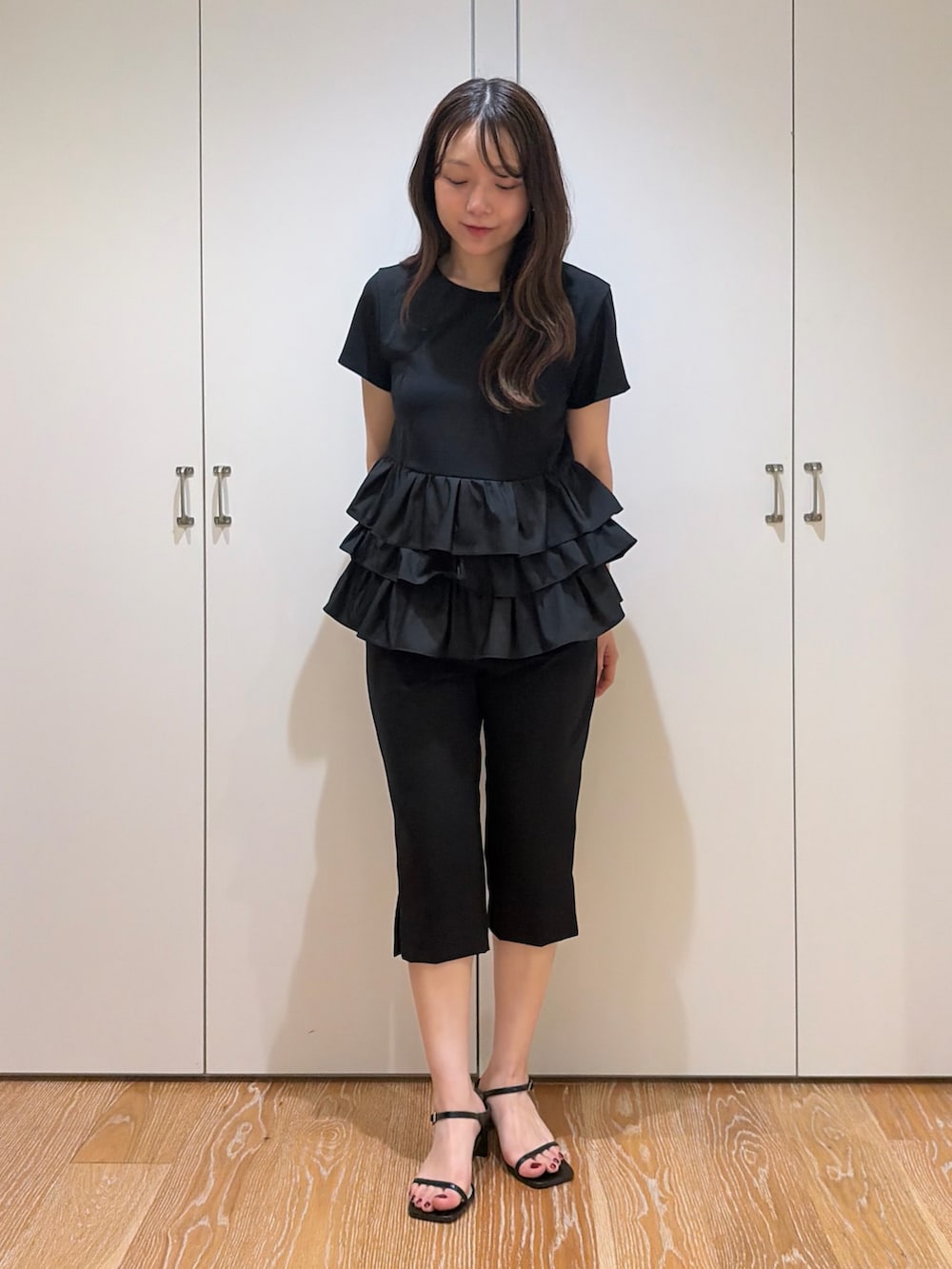 ブラック系のTシャツ/カットソー、ブラック系のその他パンツを着用したレディースの夏コーディネートの3枚目の写真