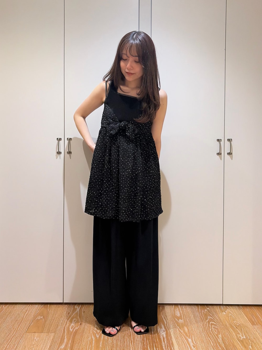 ブラック系のタンクトップ、ブラック系のその他パンツ、ブラック系のキャミソールを着用したレディースの夏コーディネートの3枚目の写真