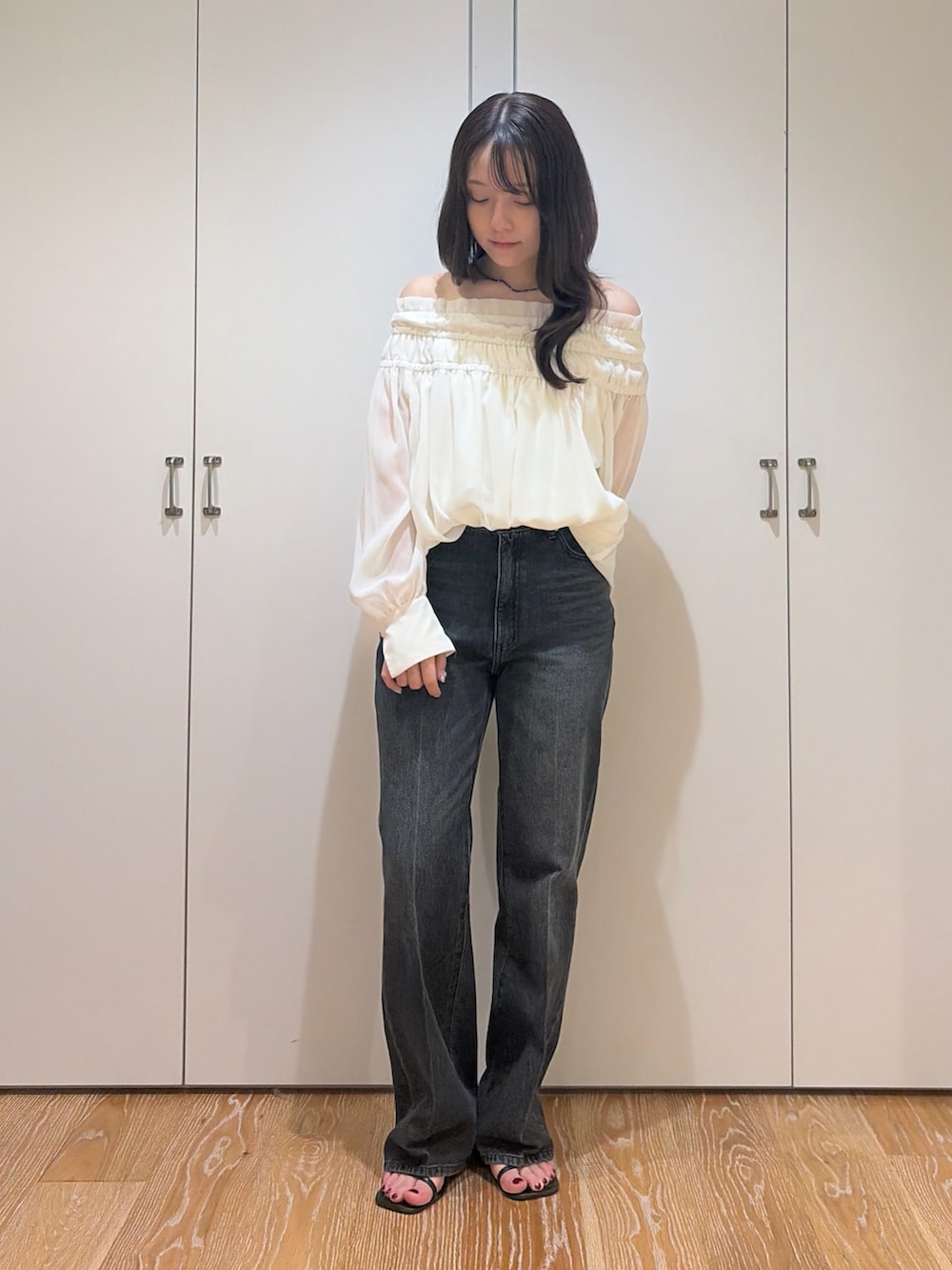 ブラック系のその他パンツ、ホワイト系のシャツ/ブラウスを着用したレディースの夏コーディネートの3枚目の写真