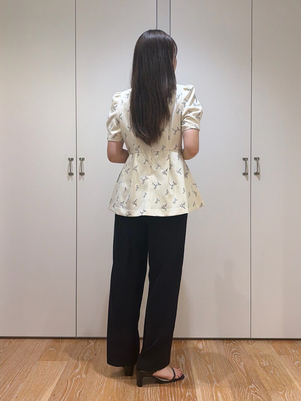 ホワイト系のシャツ/ブラウス、ブラック系のその他パンツを着用したレディースの夏コーディネートの4枚目の写真