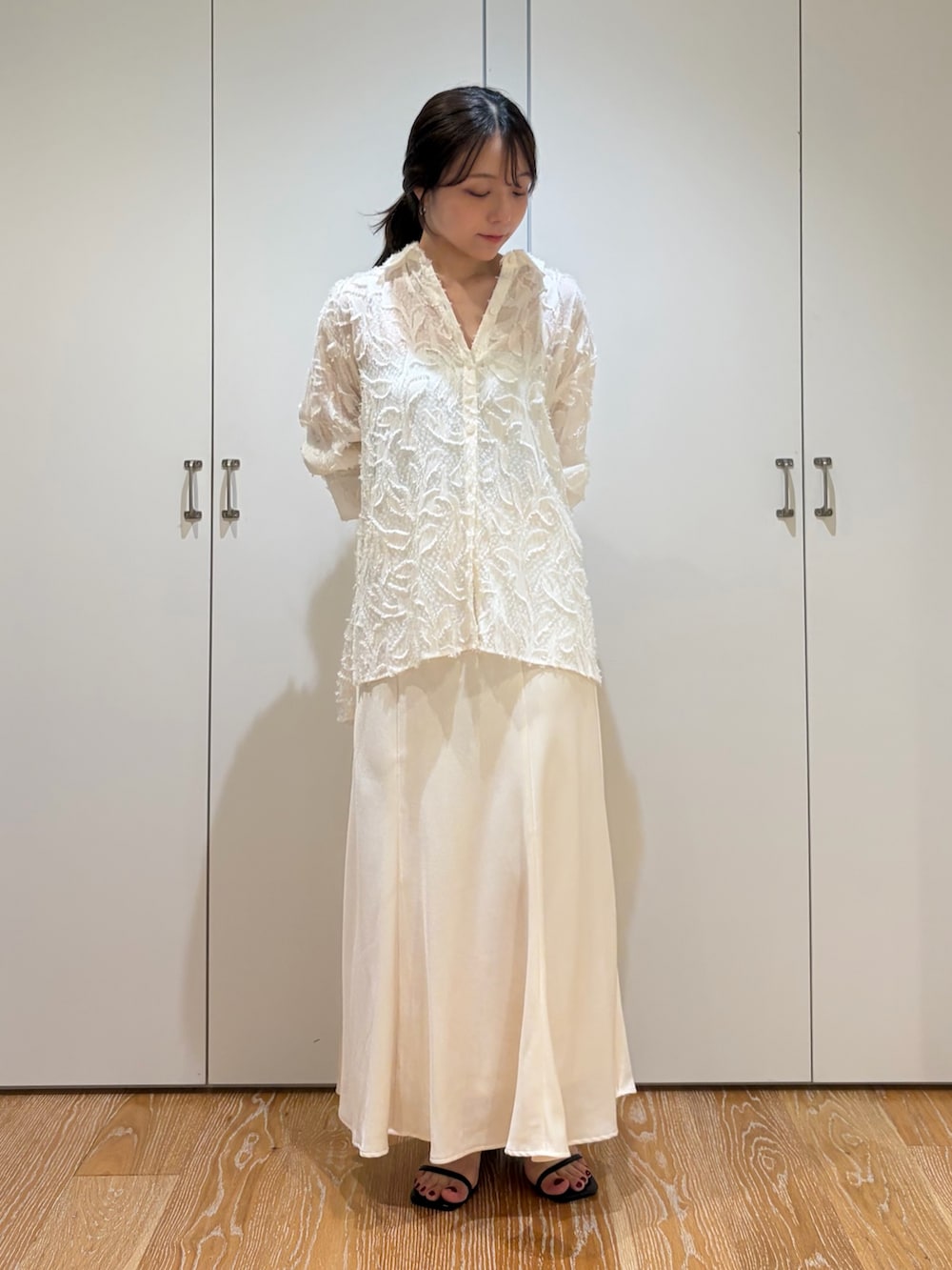 ホワイト系のシャツ/ブラウス、ホワイト系のスカートを着用したレディースの夏コーディネートの4枚目の写真