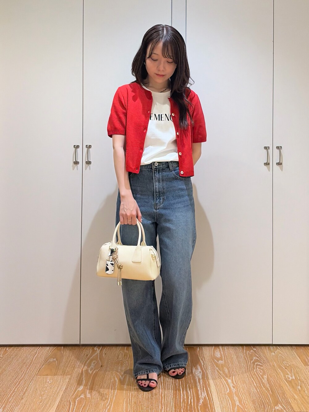 ホワイト系のTシャツ/カットソー、レッド系のカーディガン/ボレロ、ブルー系のデニムパンツを着用したレディースの夏コーディネートの5枚目の写真