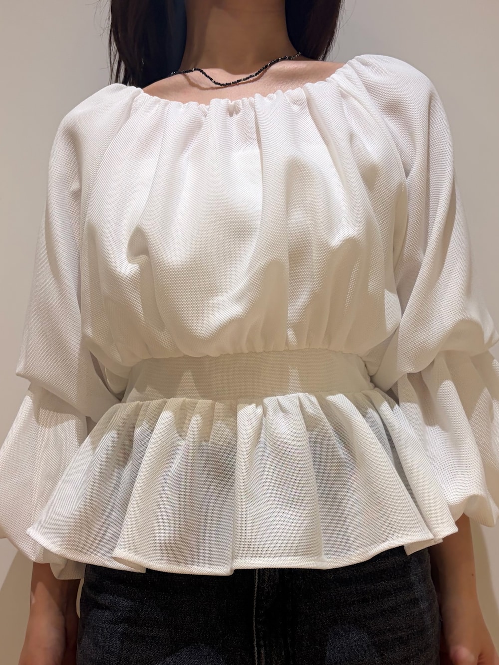 ブラック系のその他パンツ、ホワイト系のシャツ/ブラウスを着用したレディースの夏コーディネートの3枚目の写真
