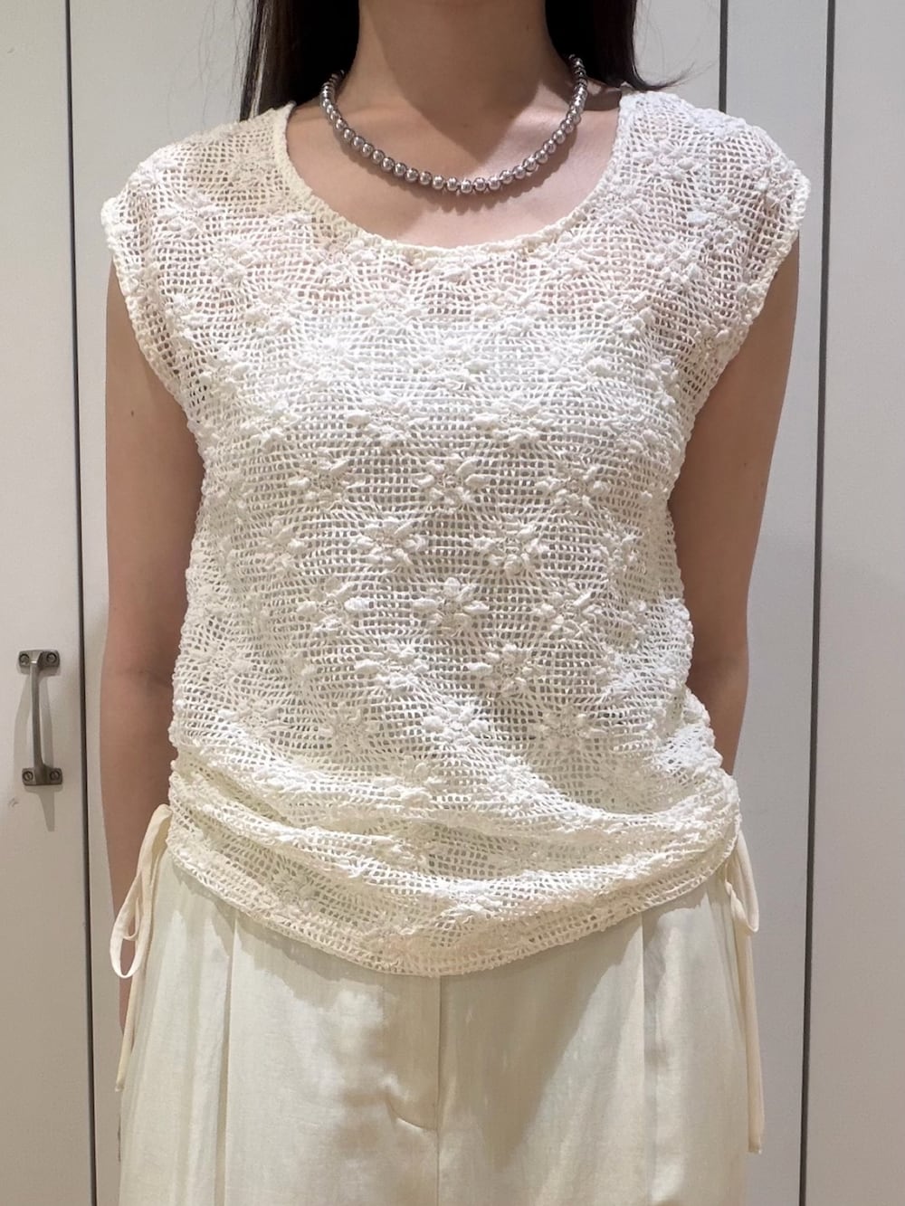 ホワイト系のその他パンツ、ホワイト系のTシャツ/カットソーを着用したレディースの夏コーディネートの2枚目の写真