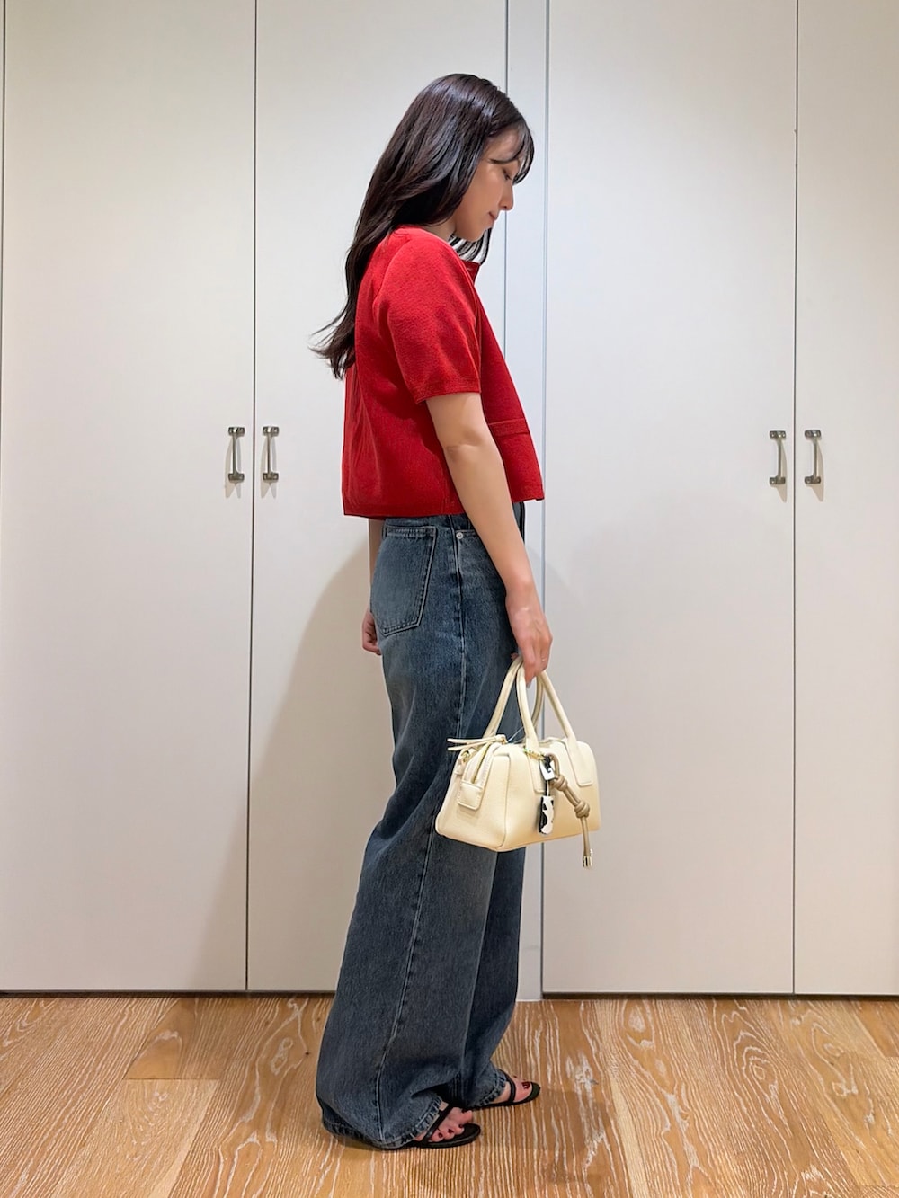 ホワイト系のTシャツ/カットソー、レッド系のカーディガン/ボレロ、ブルー系のデニムパンツを着用したレディースの夏コーディネートの2枚目の写真