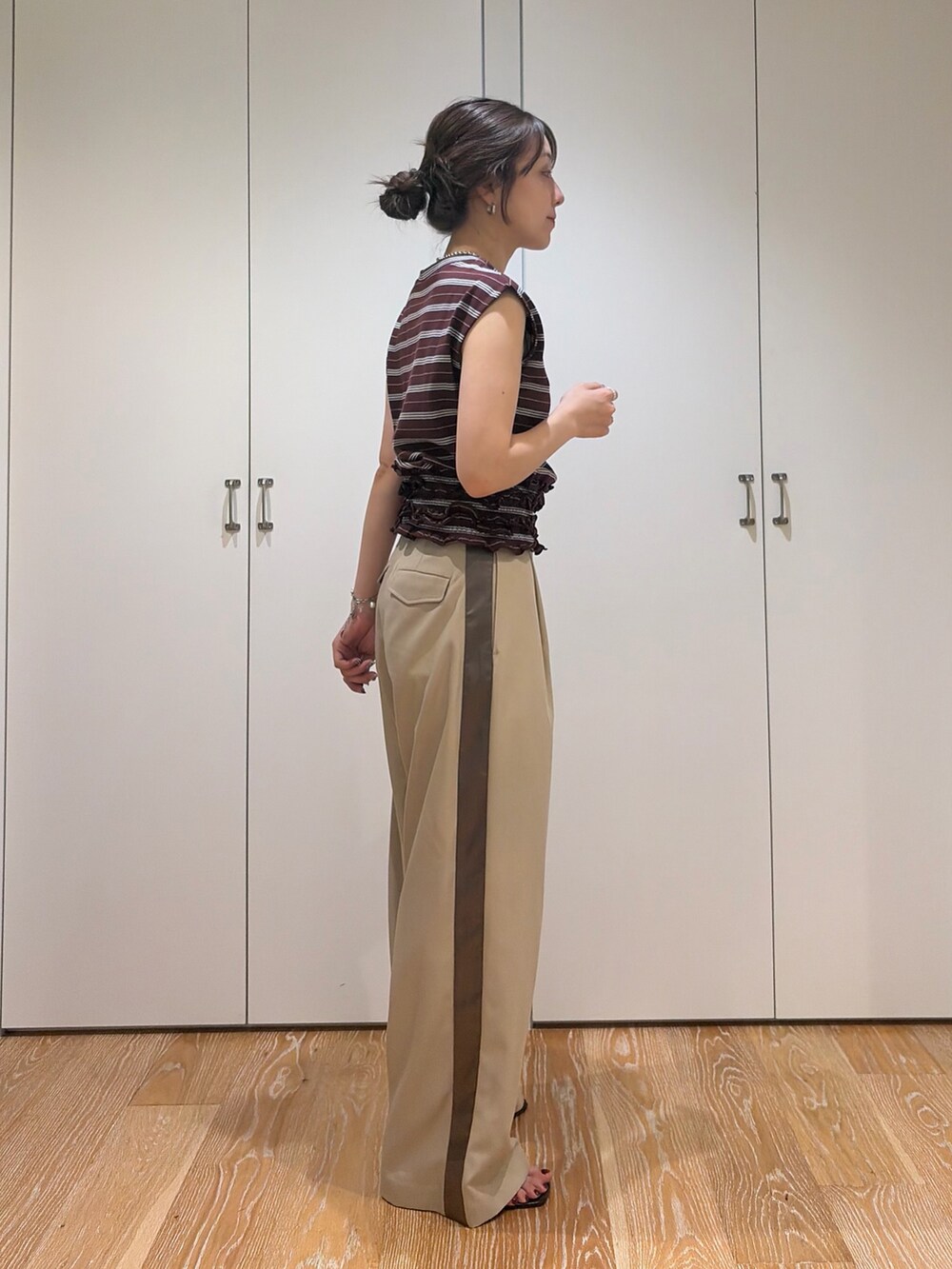 ベージュ系のその他パンツ、ブラウン系のTシャツ/カットソーを着用したレディースの夏コーディネートの2枚目の写真