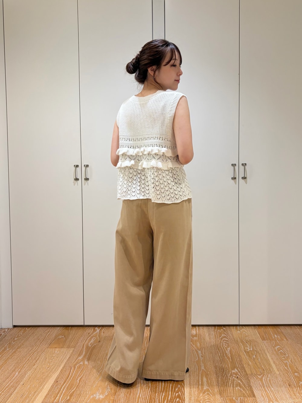 ホワイト系のニット/セーター、イエロー系のその他パンツを着用したレディースの夏コーディネートの2枚目の写真
