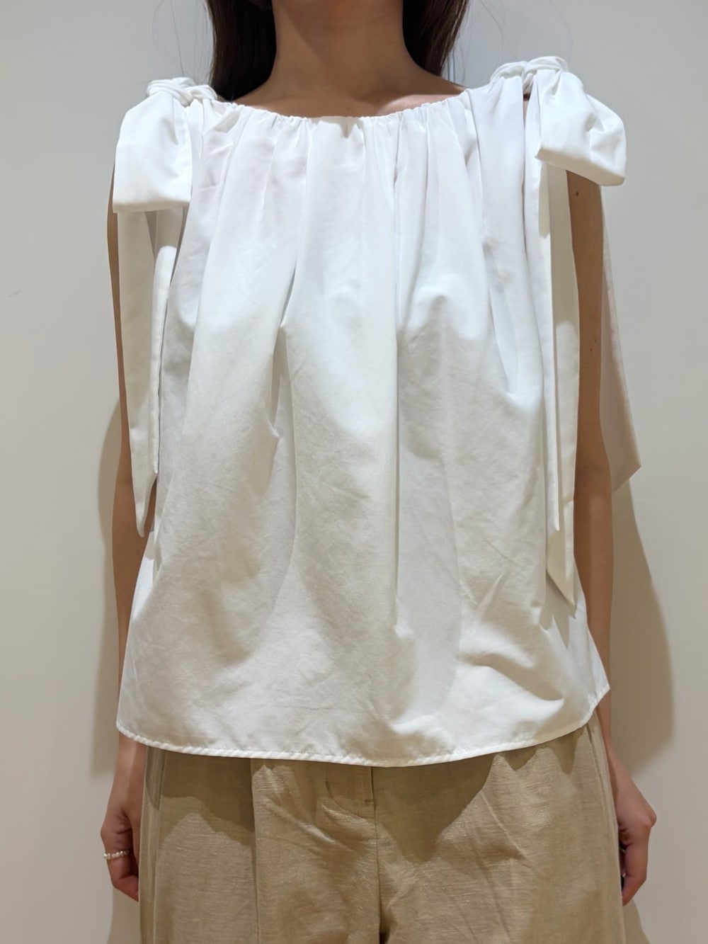 ホワイト系のシャツ/ブラウス、ベージュ系のその他パンツを着用したレディースの夏コーディネートの3枚目の写真