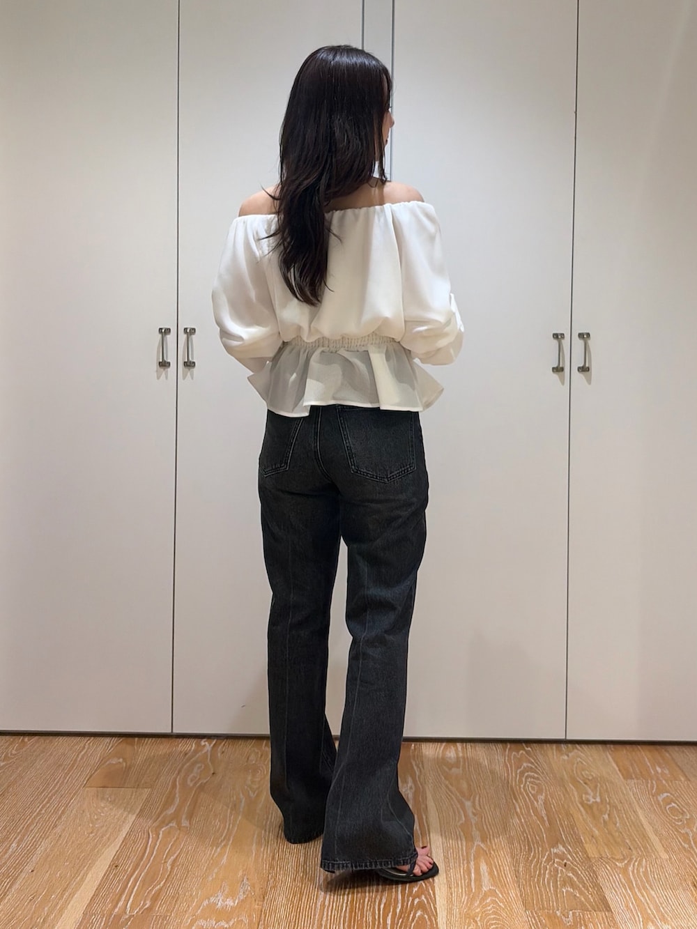 ブラック系のその他パンツ、ホワイト系のシャツ/ブラウスを着用したレディースの夏コーディネートの2枚目の写真