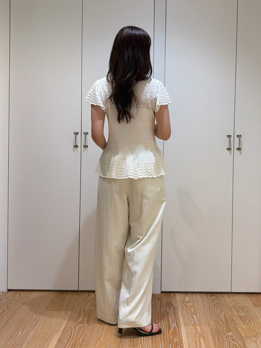 ホワイト系のその他パンツ、ホワイト系のニット/セーターを着用したレディースの夏コーディネートの2枚目の写真