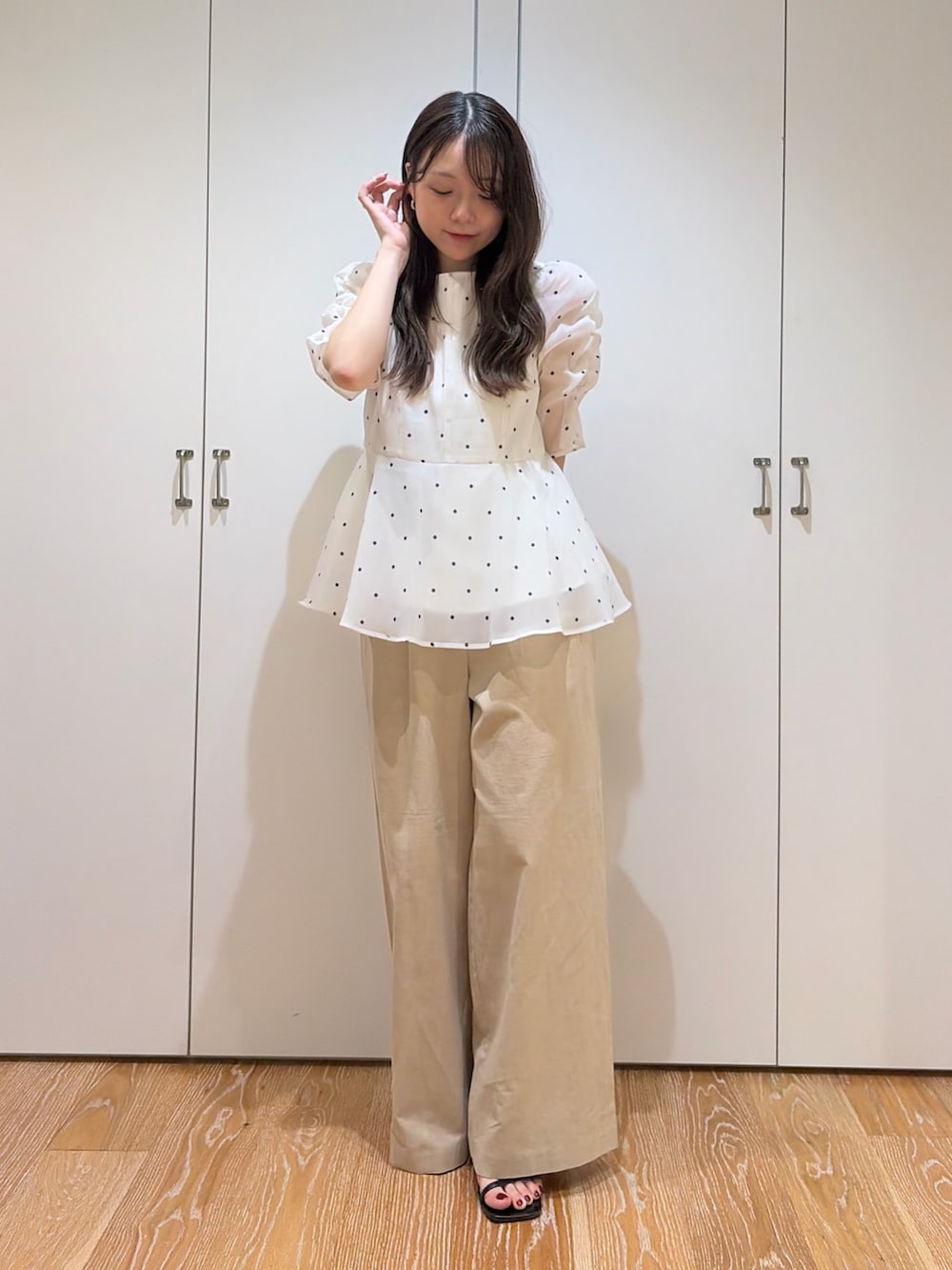 ホワイト系のシャツ/ブラウス、ベージュ系のその他パンツを着用したレディースの夏コーディネートの2枚目の写真