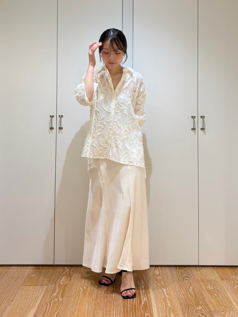 ホワイト系のシャツ/ブラウス、ホワイト系のスカートを着用したレディースの夏コーディネートの2枚目の写真