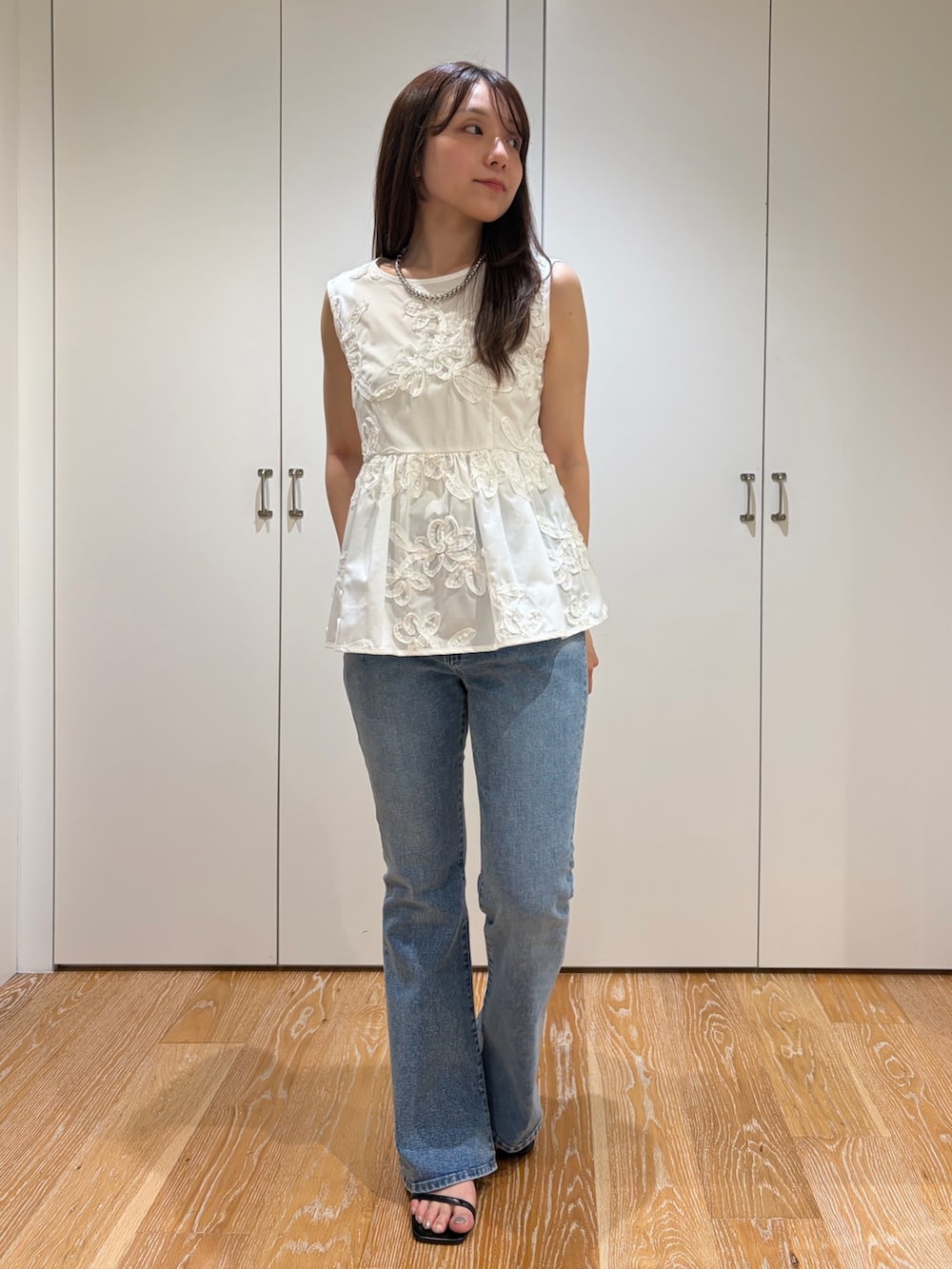 ホワイト系のシャツ/ブラウス、ブルー系のデニムパンツを着用したレディースの夏コーディネートの3枚目の写真