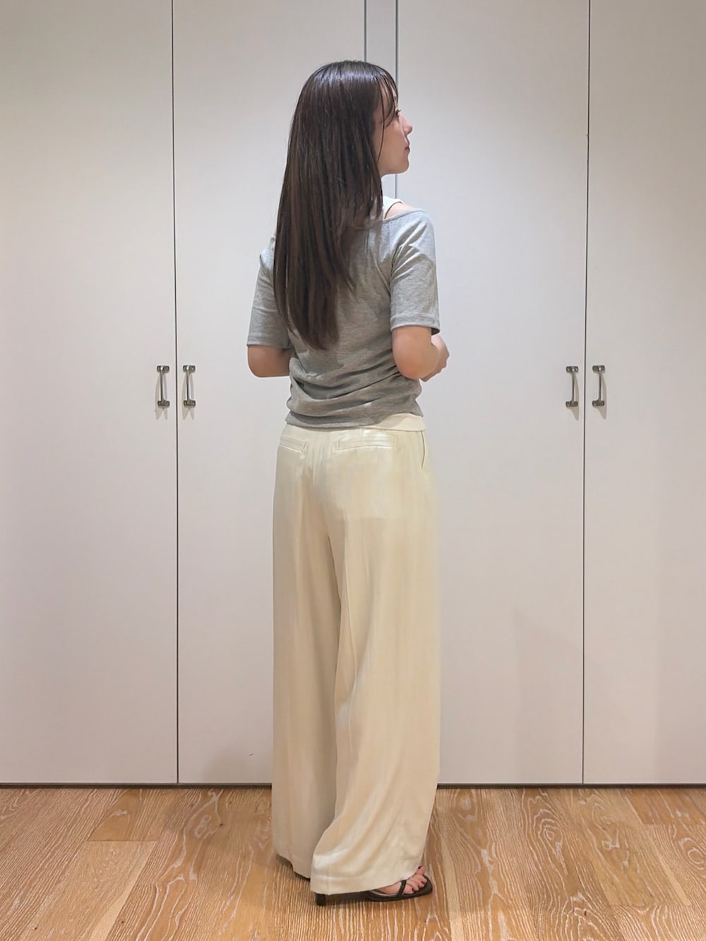 ホワイト系のその他パンツ、グレー系のTシャツ/カットソーを着用したレディースの夏コーディネートの3枚目の写真