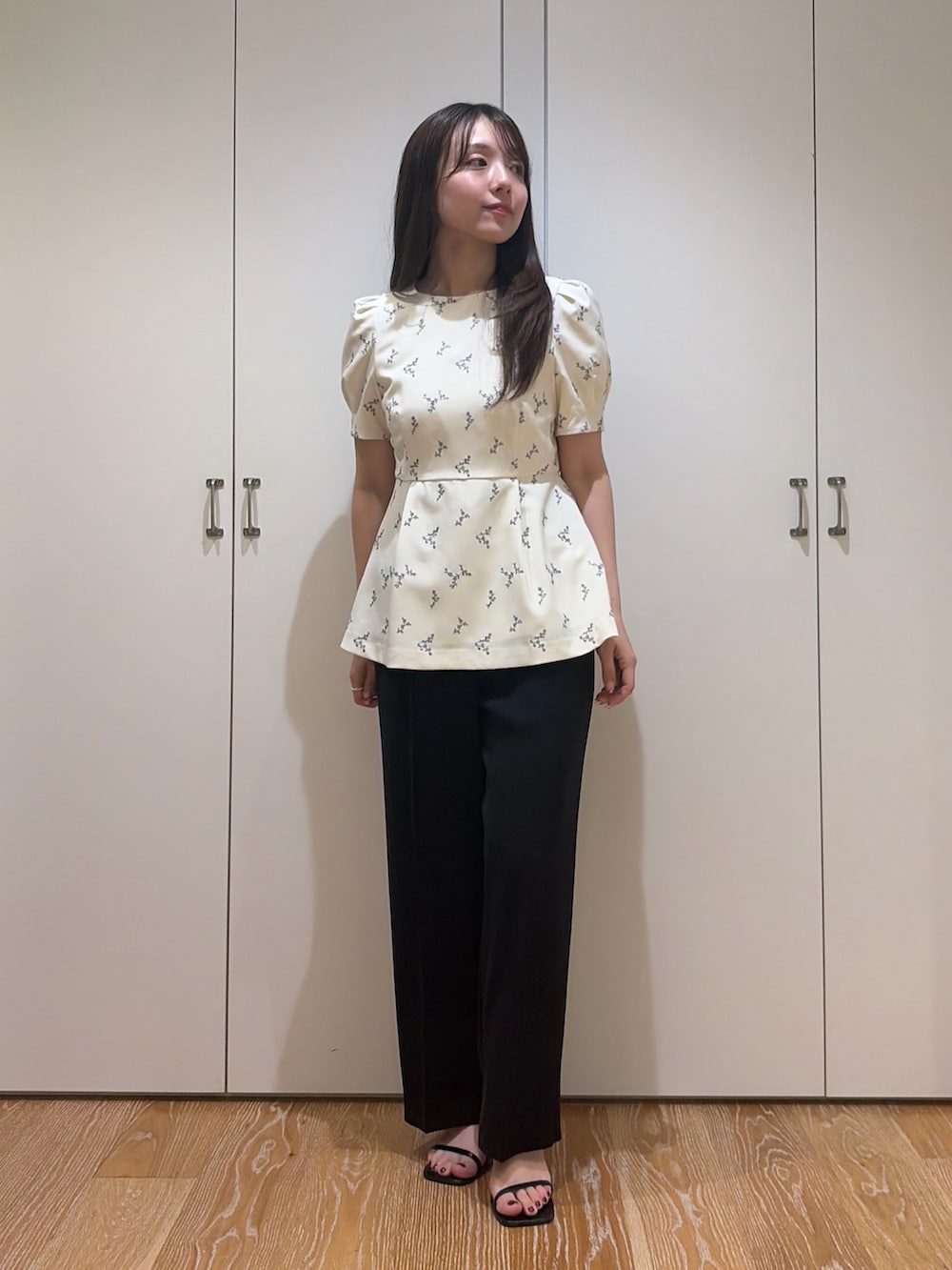 ホワイト系のシャツ/ブラウス、ブラック系のその他パンツを着用したレディースの夏コーディネートの2枚目の写真
