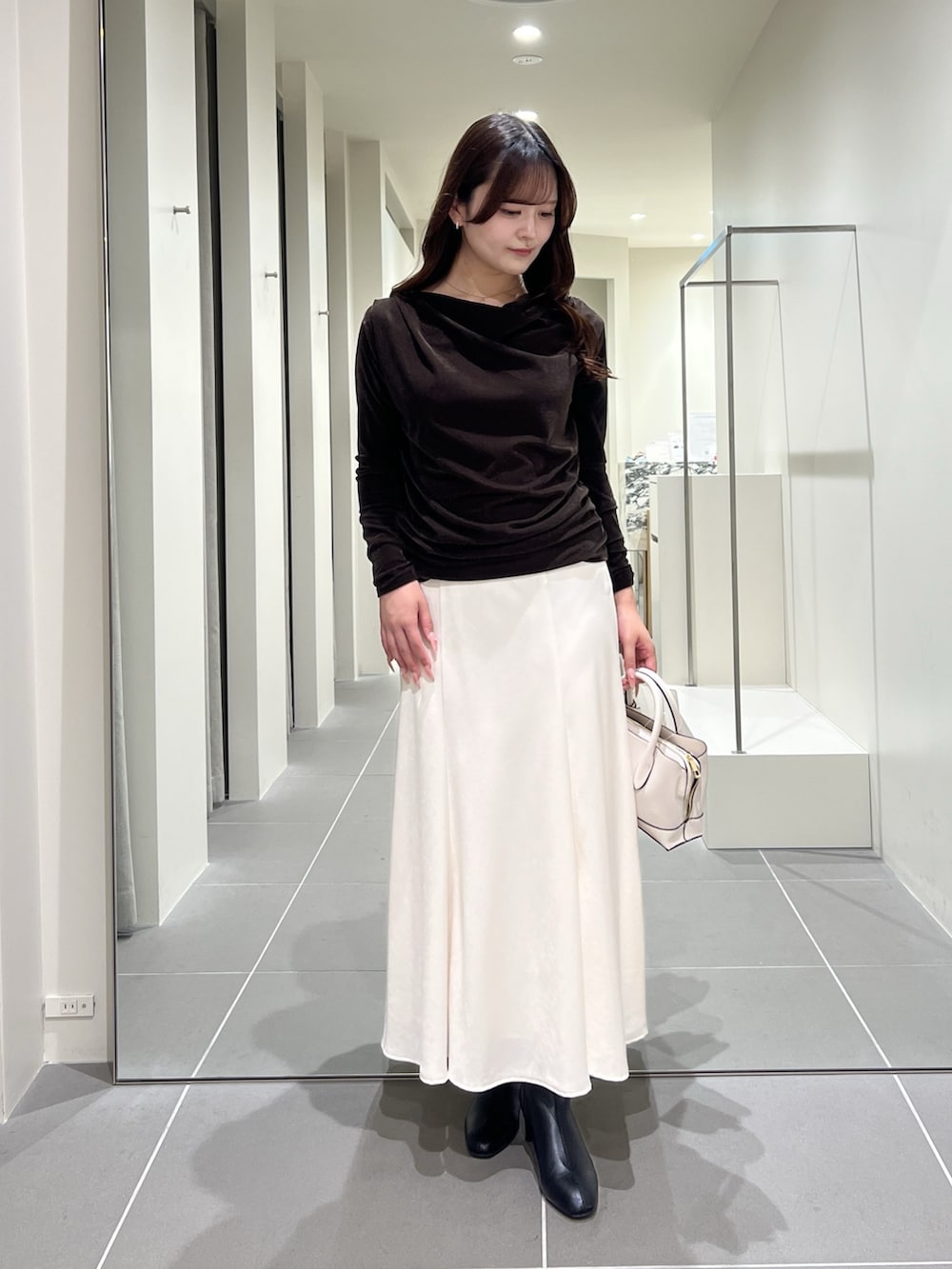 ブラウン系のTシャツ/カットソー、ホワイト系のスカート、ホワイト系のトートバッグを着用したレディースの夏コーディネートの6枚目の写真